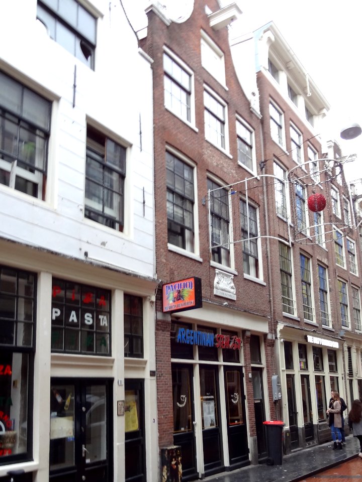 Pand met klokgevel met gevelsteen