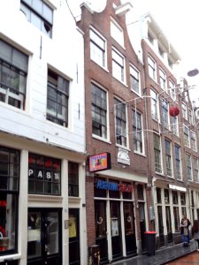 Pand met klokgevel met gevelsteen