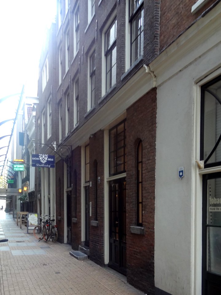 Pand met klokgevel onder rollagen en houten afdeklijst (begin