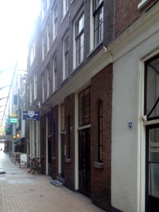 Pand met klokgevel onder rollagen en houten afdeklijst (begin