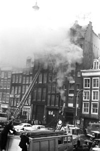 Panden (van het Van Leer ) op Prins Hendrikkade naast St Nicolaaskerk uitgebran, Bestanddeelnr 927-3053