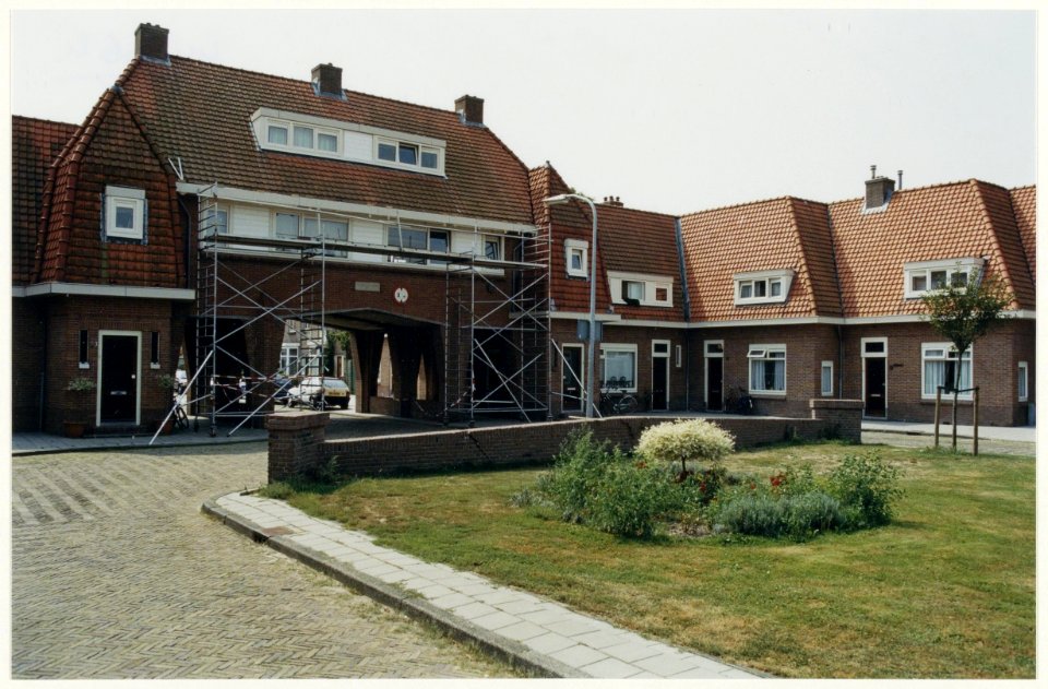 Panden in de Kastanjestraat tijdens de renovatie door woningvereniging Randstad, waarbij volgens de schoonheidscommissie afbreuk werd gedaan aan het monumentale karakter. NL-HlmNHA 54037195