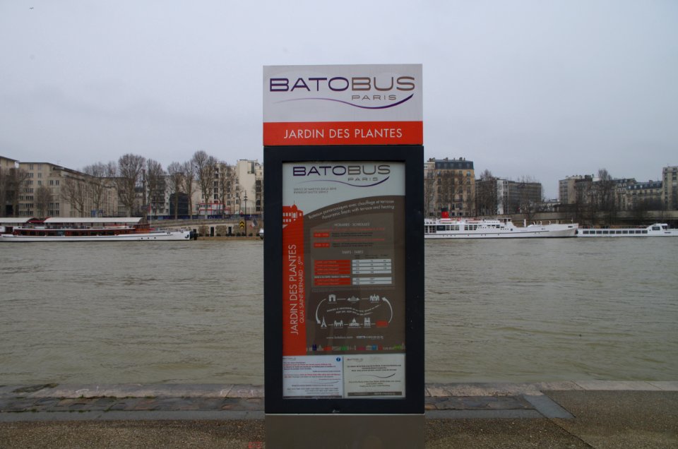 Panneau du Batobus Jardin des Plantes sur la Seine