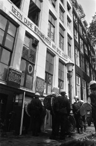 Pand aan de Oude Schans in Amsterdam ontruimd door de Mobiele Eenheid , het fo, Bestanddeelnr 928-7484