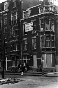 Pand van de Sovjet-Unie waarin Intourist is gevestigd in Houthorststraat in Amsterdam gekraakt, het gekraakte pand, Bestanddeelnr 931-4019