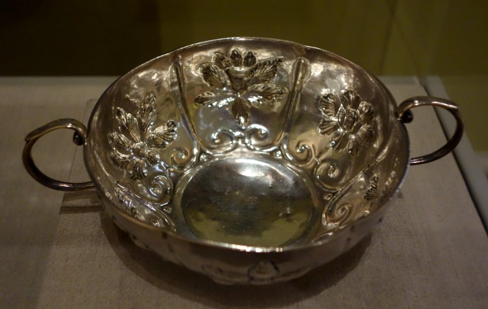 Paneled brandywine bowl, by Jacob C. Ten Eyck, Albany, c. 1730-1750, silver - Albany Institute of History and Art - DSC07983