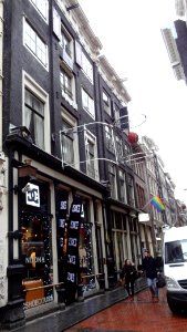Pand met gevel onder rechte triglyfenlijst met consoles