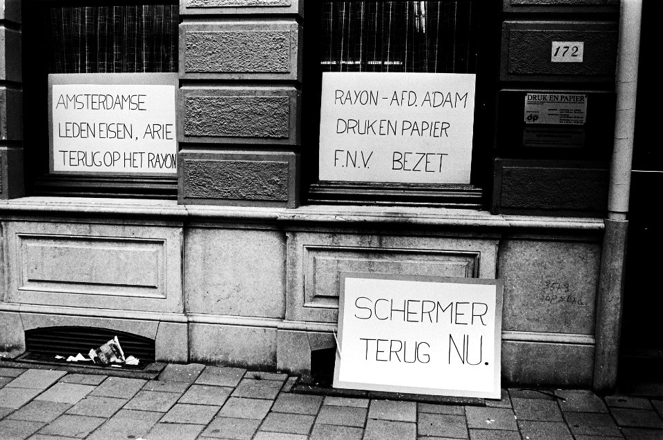Pamfletten in het kantoor, o.a. Rayon Afd. A'dam - Druk en papier - FNV Bezet,, Bestanddeelnr 930-3487
