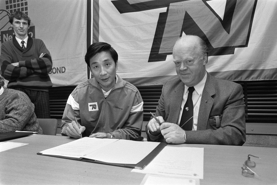 Pang Wugiang (l) tekent contract met Ned. Volleybalbond voor nieuwe dames-bondsc, Bestanddeelnr 933-8318