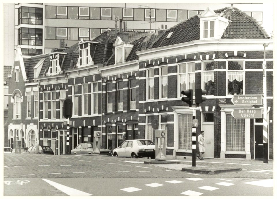 Panden Zuider Buiten Spaarne 2-10 tegen de achtergrond van gebouw Koningstein. NL-HlmNHA 54015354