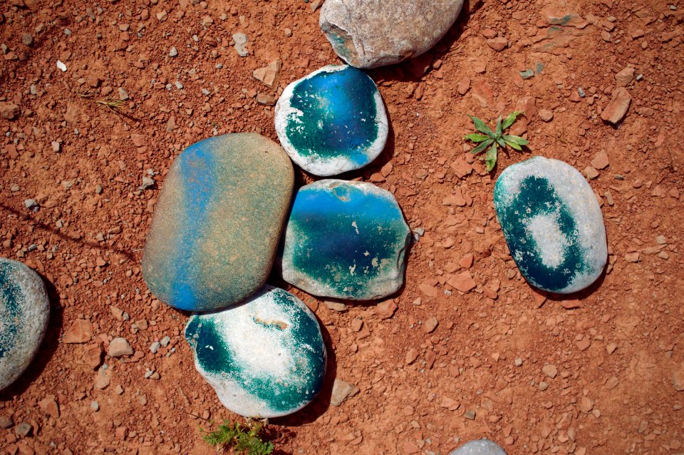 Painted rocks on the road to Sulaymaniyah 01