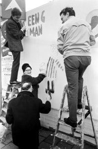 Paint-in, mevrouw Gerda Brautigan en de heer Voogd tijdens hun schilderkunsten, Bestanddeelnr 920-0406