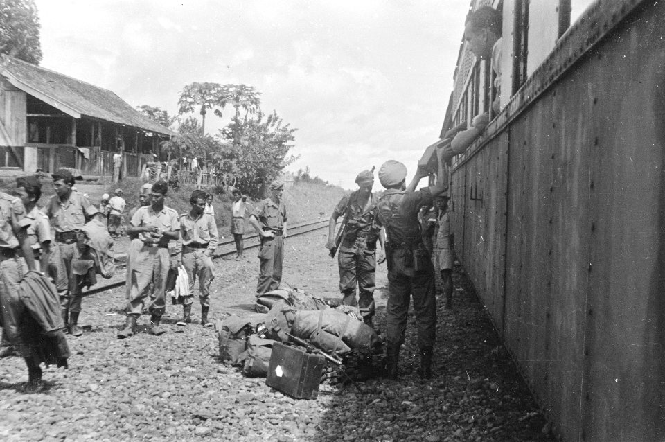 Pajakaboeng (Zuid-Sumatra) Per trein reisden enige republikeinse officieren doo, Bestanddeelnr 1505-3-3
