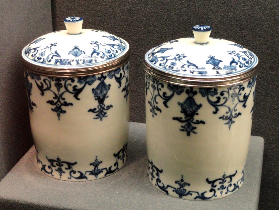 Pair of tobacco jars (pots a tabac), c. 1725-1735, Saint-Cloud, soft-paste porcelain, underglaze cobalt blue, silver - Gardiner Museum, Toronto - DSC01036