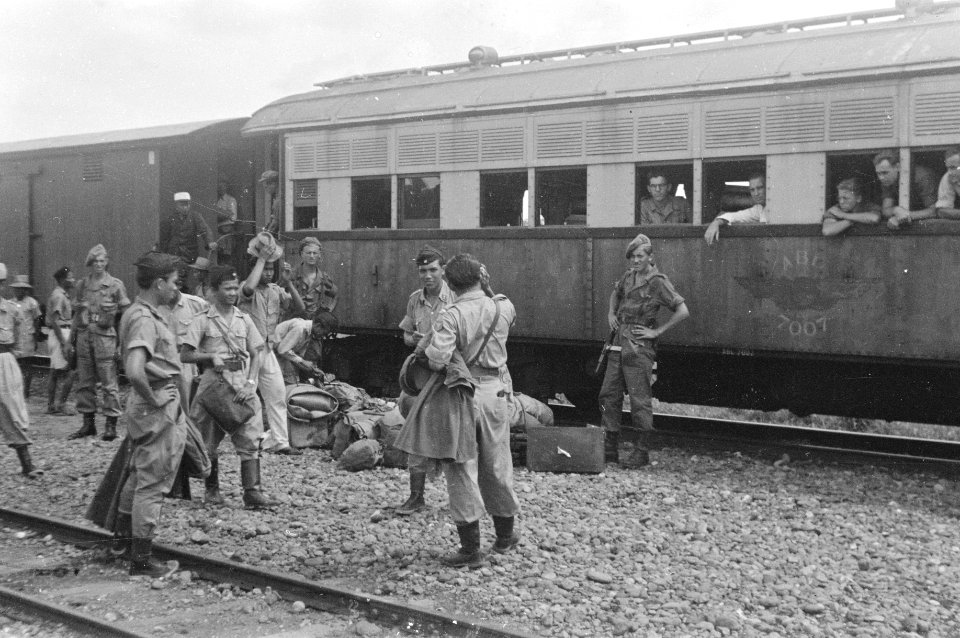 Pajakaboeng (Zuid-Sumatra) Per trein reisden enige republikeinse officieren doo, Bestanddeelnr 1505-3-4