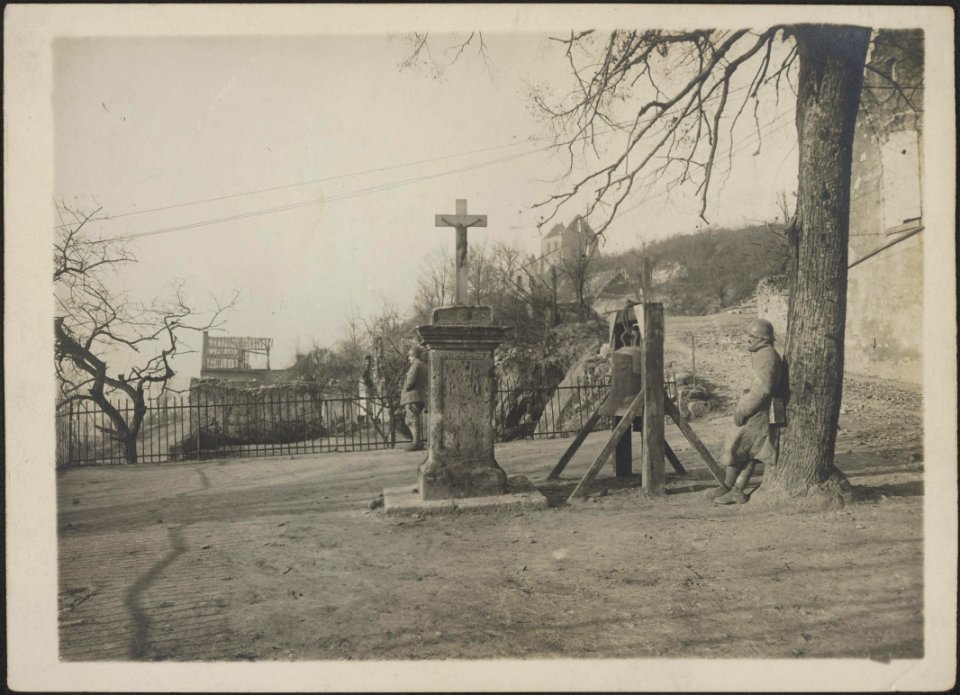 Paissy on guard for gas alarm. Dec. 1917., Bestanddeelnr 158-1778