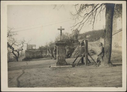 Paissy on guard for gas alarm. Dec. 1917., Bestanddeelnr 158-1778