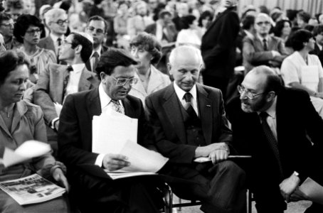 Pais opent lyceum Maimonides in Amsterdam r, I Pais (vader van de minister en, Bestanddeelnr 930-8470