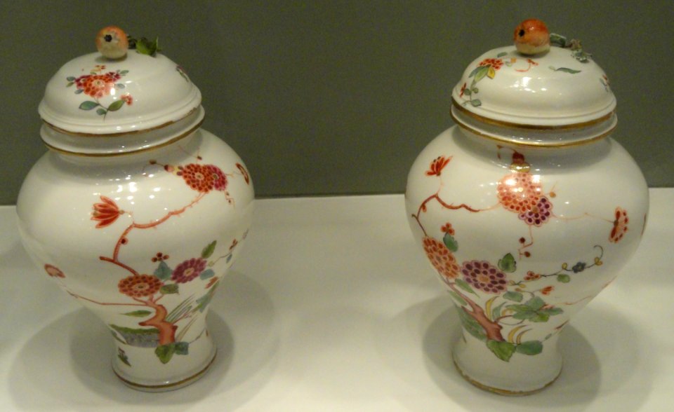 Pait of Vases, 1756-1759, Frankenthal factory, Germany, hard-paste porcelain with overglaze enamels - Gardiner Museum, Toronto - DSC00503