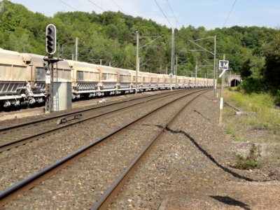 Pagny-sur-Meuse (Meuse) gare, entrée tunnel CF et wagons transport calcaire