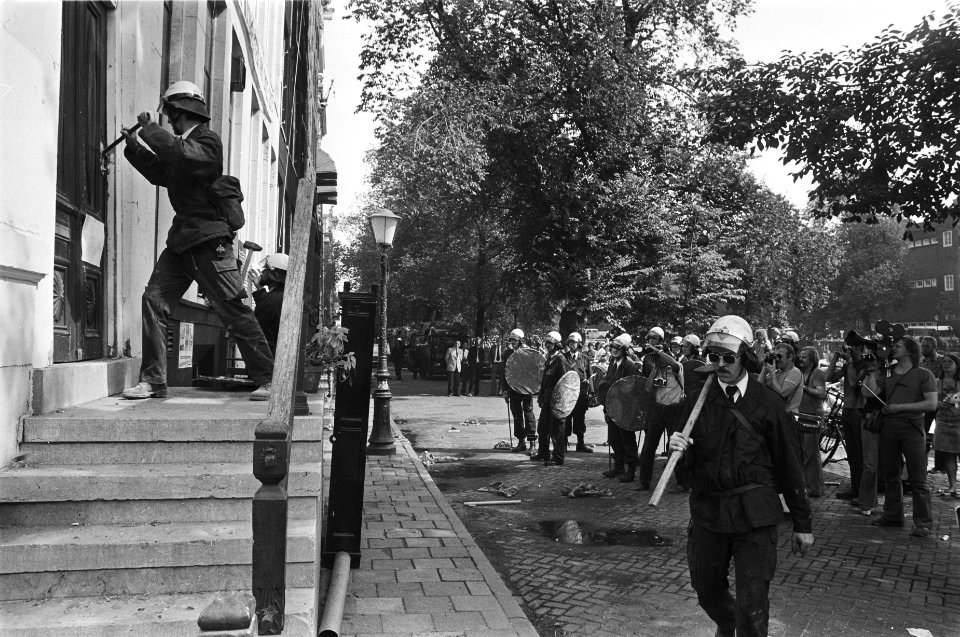 Pand aan de Oude Schans in Amsterdam ontruimd door de Mobiele Eenheid , het fo, Bestanddeelnr 928-7483