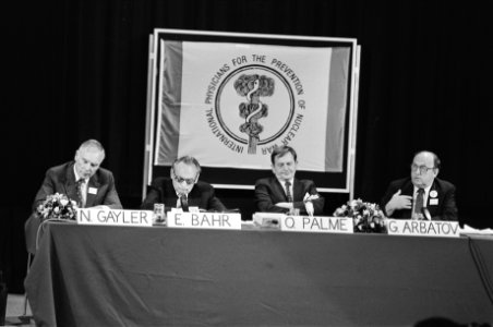 Paneldiscussie v.l.n.r. Admiraal Noel Gayler, Egon Bahr, premier Olof Palme en , Bestanddeelnr 932-6258