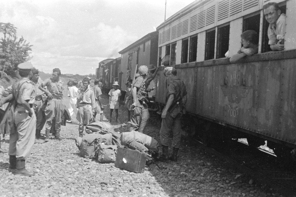 Pajakaboeng (Zuid-Sumatra) Per trein reisden enige republikeinse officieren doo, Bestanddeelnr 1505-3-2