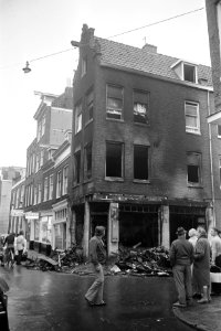 Pand uitgebrand in de Jordaan, buurtbewoners kijken bij uitgebrand pand, Bestanddeelnr 926-0047