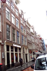 Pand met gevel onder rechte lijst met triglyfen en consoles