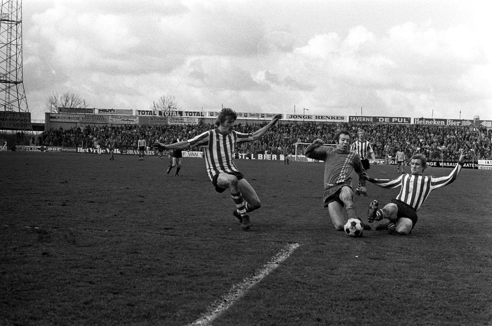 Pahlplatz (midden) in duel met Venneker (rechts) en Van Veen, Bestanddeelnr 927-0401
