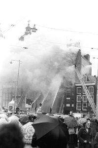 Panden (van het Van Leer ) op Prins Hendrikkade naast St Nicolaaskerk uitgebran, Bestanddeelnr 927-3051