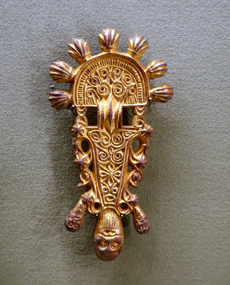 Pair of radiate-head bow brooches, Slavic, 2 of 2, c. 600-650 AD, copper alloy, gilding - Morgan Library & Museum - New York City - DSC06620