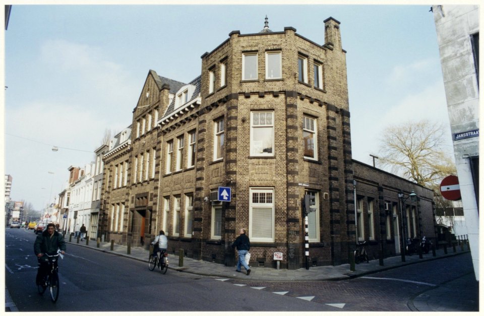 Panden hoek JansstraatKorte JansstraatBakenessergracht, met bestemming een appartementencomplex bij de Janskliniek, eigendom van de stichting SHDH. NL-HlmNHA 54036925
