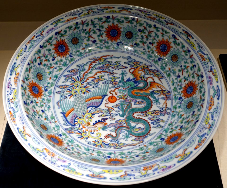 Pair of large dish with dragon and phoenix design, 1 of 2, China, Jingdezhen kiln, Qing dynasty, Yongzheng period, 1723-1735, doucai enamels - Matsuoka Museum of Art - Tokyo, Japan - DSC07273
