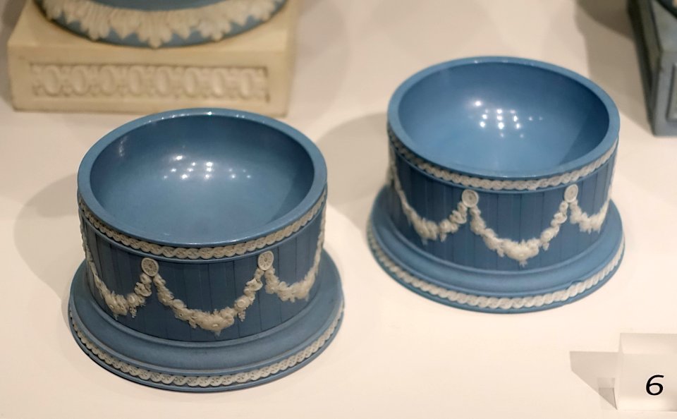 Pair of salts with lapidary-polished interiors, 1783-1785, solid blue jasper, white relief - Wedgwood Museum - Barlaston, Stoke-on-Trent, England - DSC09607