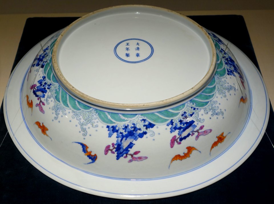 Pair of large dish with dragon and phoenix design, 2 of 2, China, Jingdezhen kiln, Qing dynasty, Yongzheng period, 1723-1735, doucai enamels - Matsuoka Museum of Art - Tokyo, Japan - DSC07276