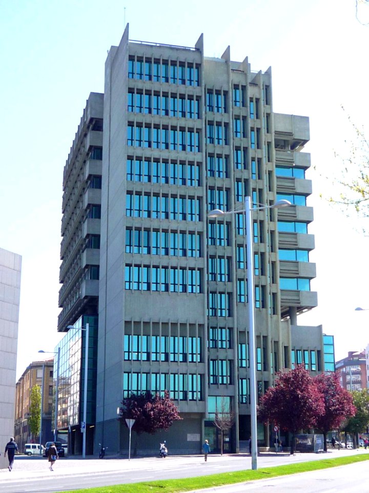 Pamplona - Antiguo edificio central de la Caja de Ahorros Municipal de Pamplona 3