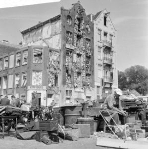 Pakhuis met poppen aan gevel op Waterlooplein, Bestanddeelnr 918-0749