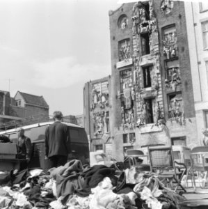 Pakhuis met poppen aan gevel op Waterlooplein, Bestanddeelnr 918-0751