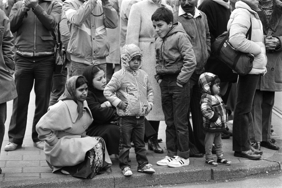 Pakistaanse () kinderen in Amsterdam kijken naar carnaval, Bestanddeelnr 932-8867