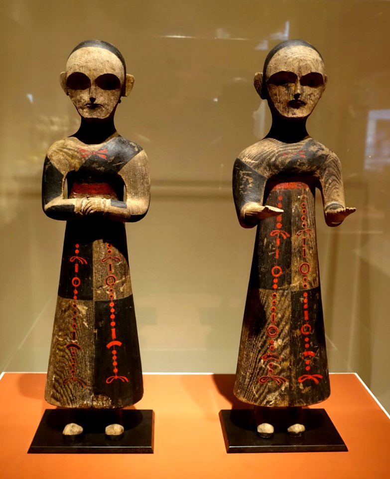 Pair of shamans or attendants, Chu culture, Jiangling, Hubei province, China, Warring States period, 4th-3rd century BC, wood, cinnabar, black lacquer - Portland Art Museum - Portland, Oregon - DSC08570