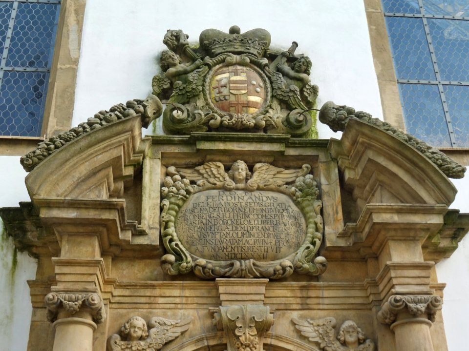Paderborn - Kapuzinerkirche - Portal - Wappen, Inschrift