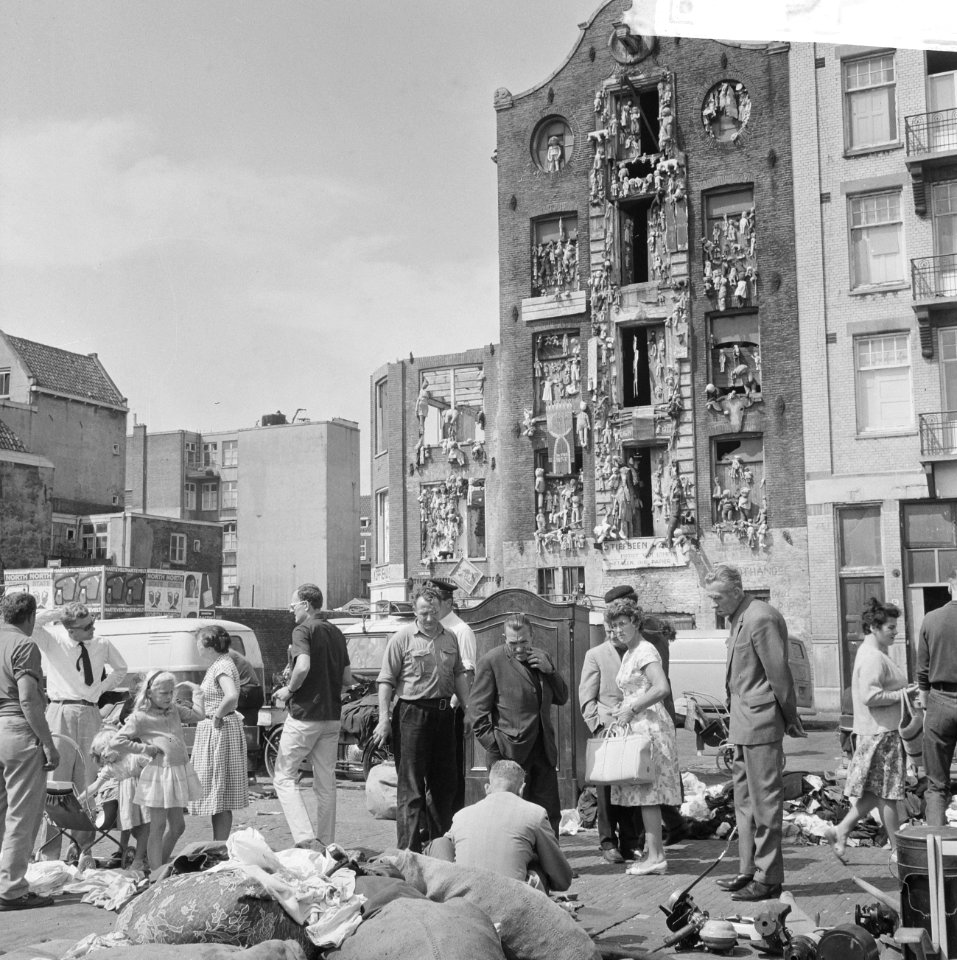Pakhuis met poppen aan gevel op Waterlooplein, Bestanddeelnr 918-0752