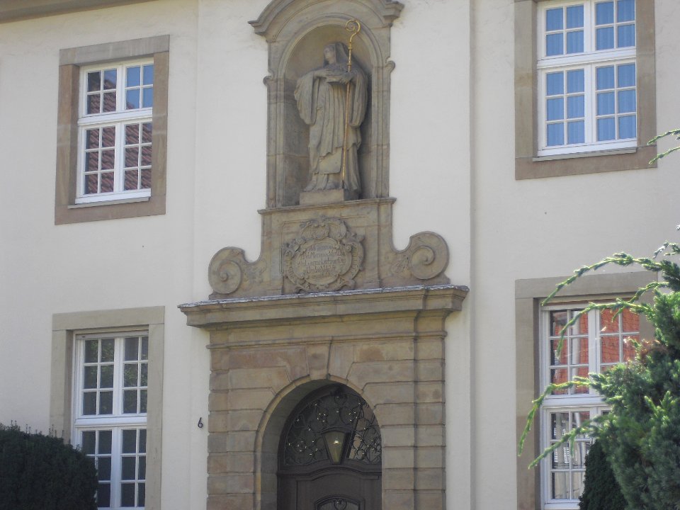 Paderborn-Domplatz 6-Portal-Inschrift