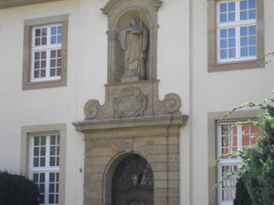 Paderborn-Domplatz 6-Portal-Inschrift