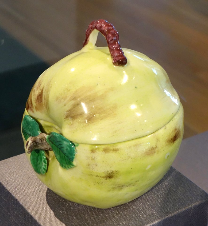 Pair of apple boxes and covers (2 of 2), Bow, c. 1756, soft-paste porcelain - California Palace of the Legion of Honor - DSC07702