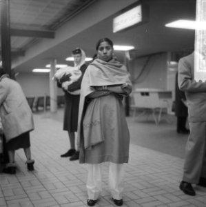 Pakistaanse met rok en lange broek op Schiphol, Bestanddeelnr 913-2668