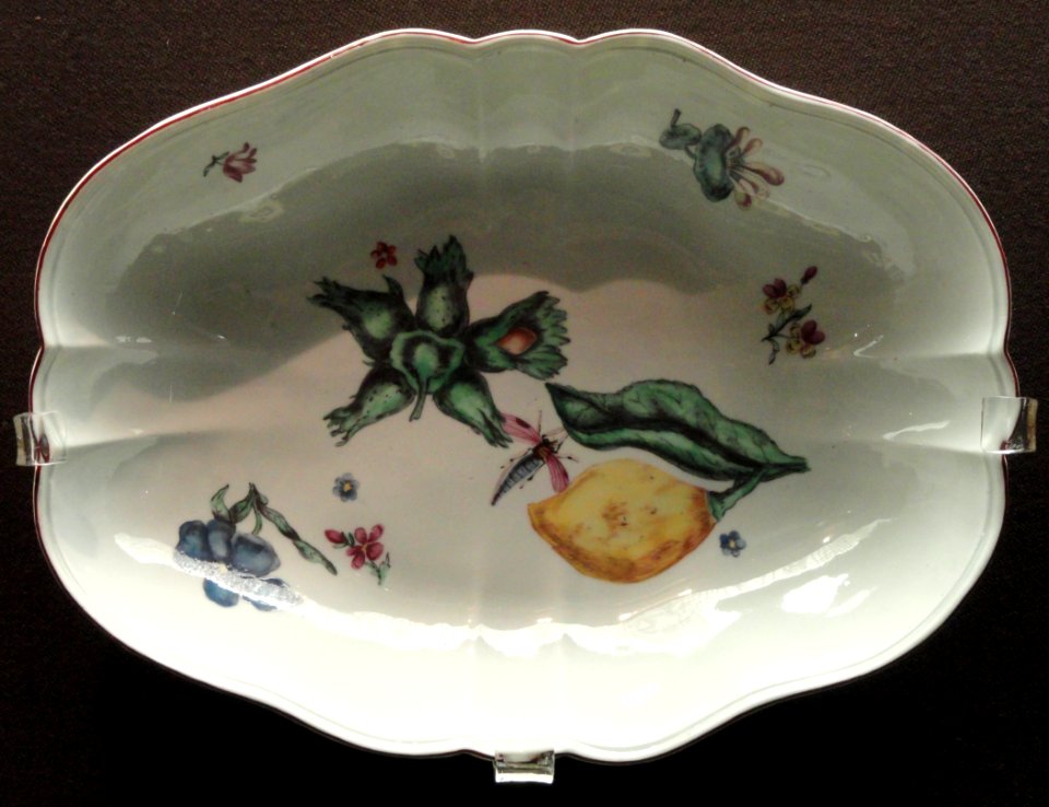 Pair of dishes, dish 1, c. 1752-1758, Chelsea, glassy soft-paste porcelain, overglaze enamels - Gardiner Museum, Toronto - DSC00854