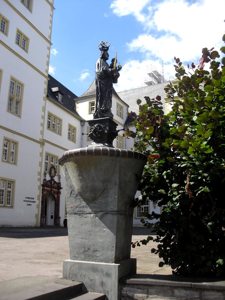 Paderborn-Marienstatue am Theodorianum