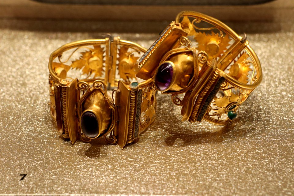 Pair of gold bracelets with precious stones. 1st cent. B.C